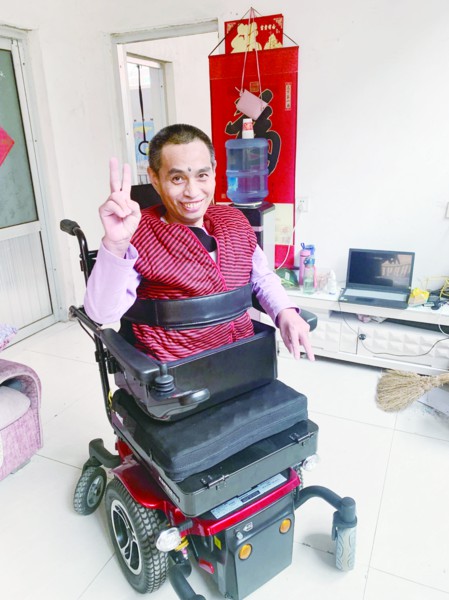 用上定制轮椅后王刚露出开心的笑容